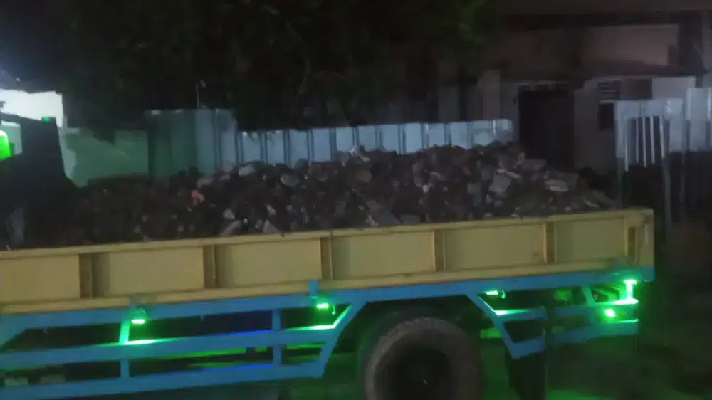 Tanah merah campur pengurugan urug buang puing sampah urugan puing