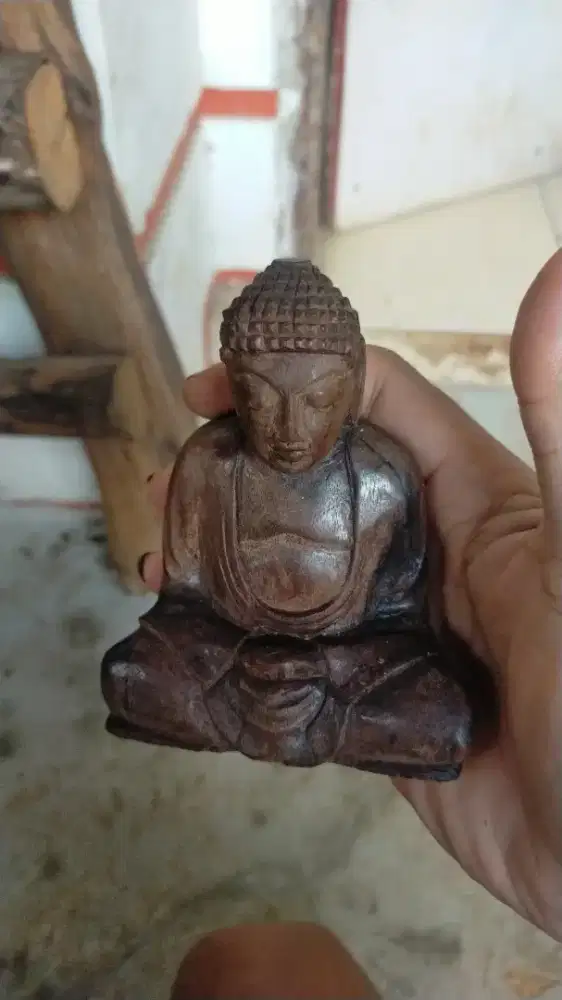 Barang antik patung kayu buda