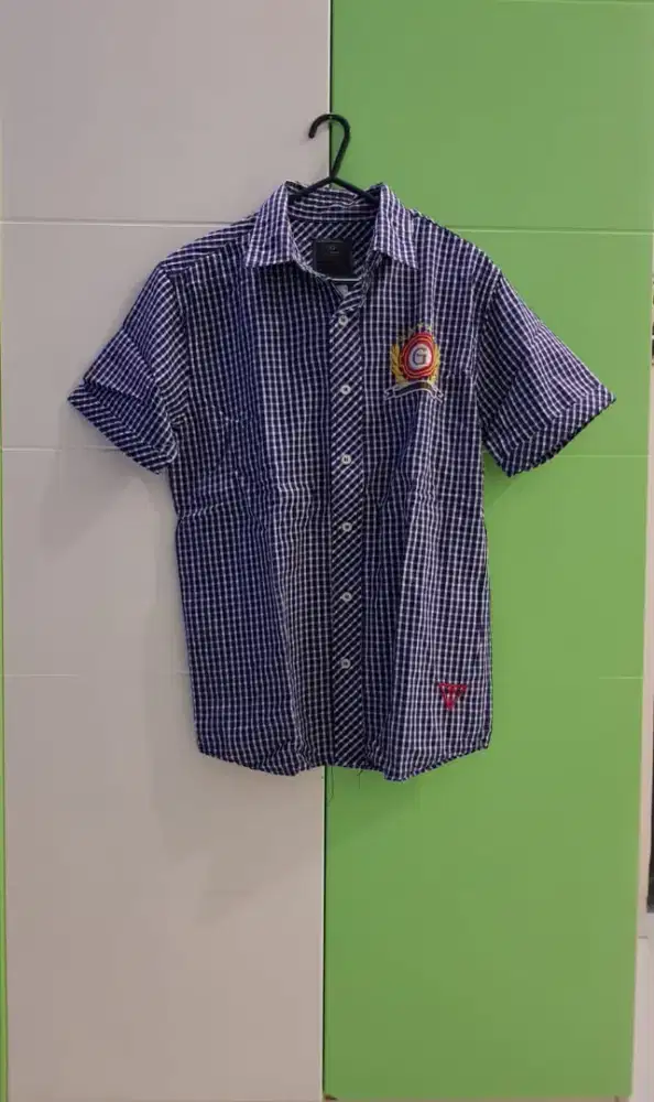 Dijual kmj pria size S barang impor. Sangat bagus