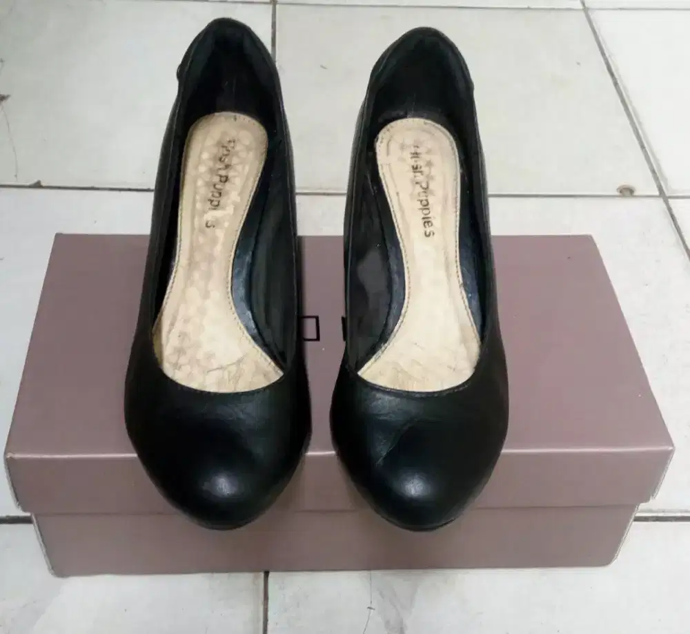 Sepatu kulit ori wedgess HUSH PUPPIES ,no 35 - 36 , warna black .