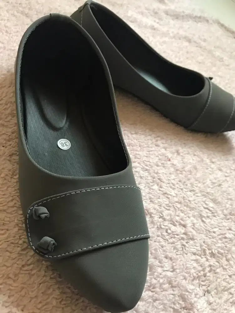 Sepatu Flat Wanita Abu-abu ukuran 38