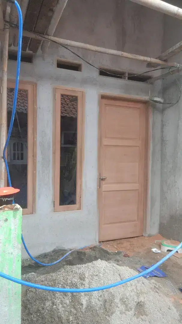 Pemasangan kunci pintu dan engsel kayu