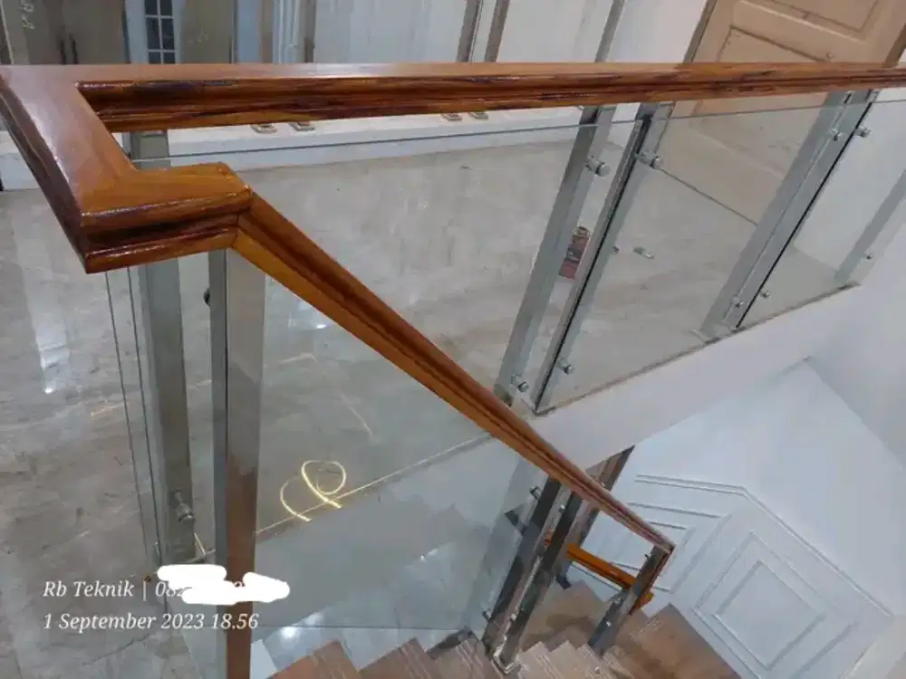 Railing balkon kaca belum termasuk pegangan kayu