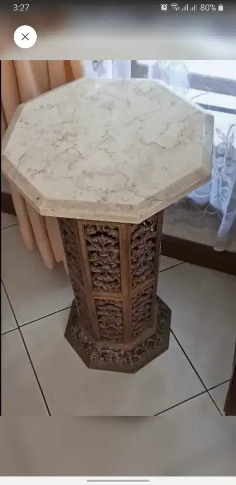 Meja marmer kuningan