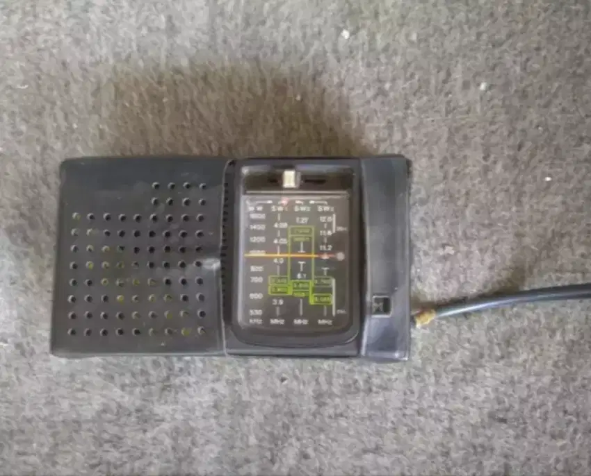 Radio MW, SW, SWB portable merek Sony tipe TR 4400