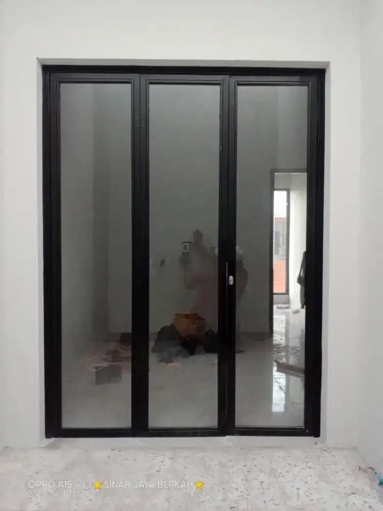 Pintu lipat kaca besi
