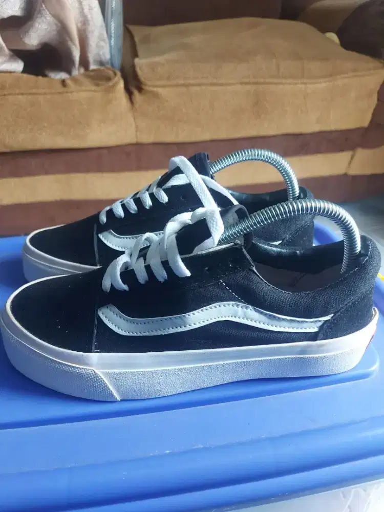 Sepatu vans of the wall