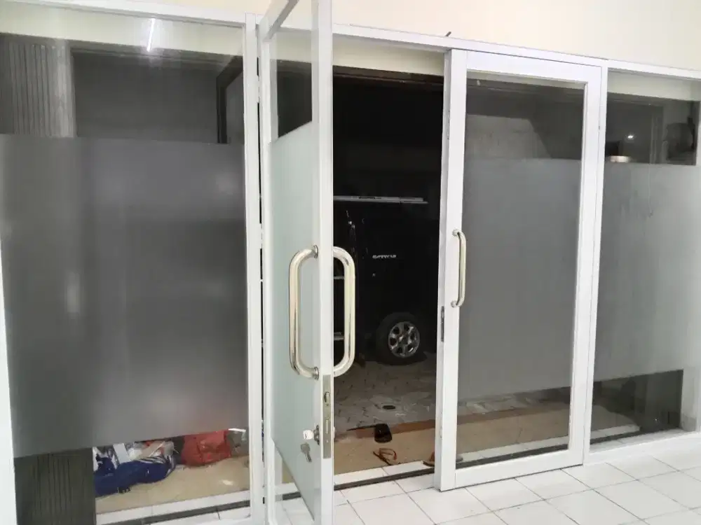 Partisi kaca pelapis rolling door