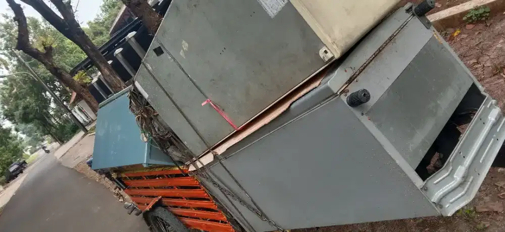 Kulkas rusak dan tidak terpakai