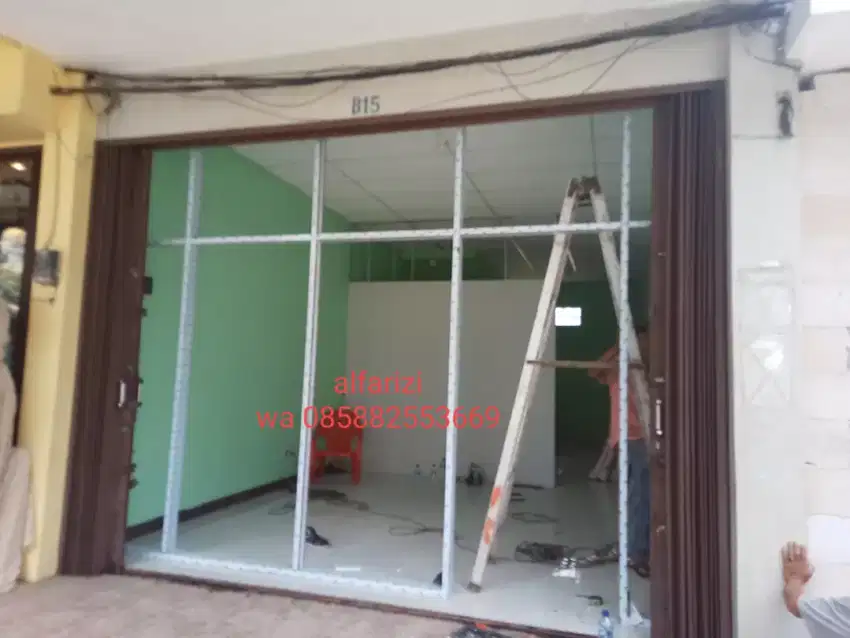 Partisi kaca dan rolling door