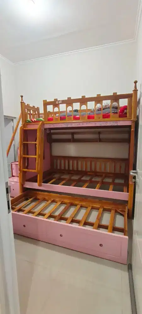 DIVAN tingkat anak 3 bed masih mulus bahan kayu jati NEGO WAJAR