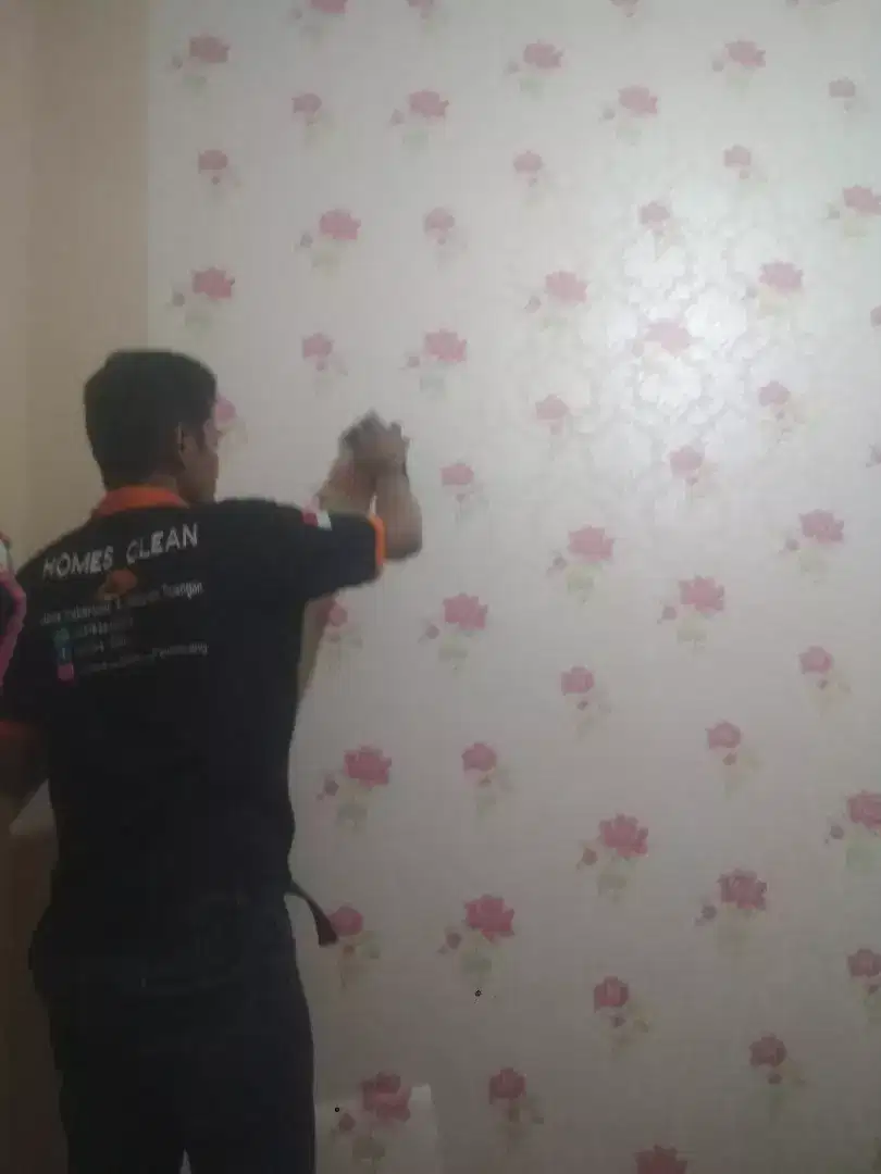 Jasa Layanan homes Clen pasang wallpaper stiker