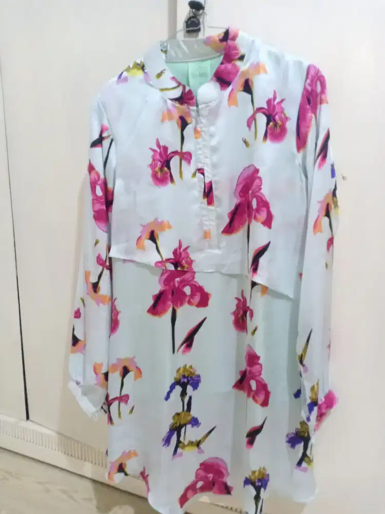 Atasan motif bahan satin bisa pakai sampai size M