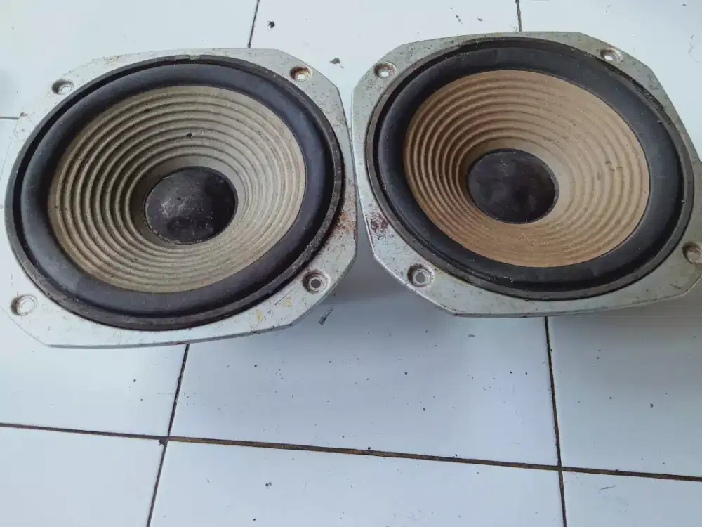 Sepasang speaker Trio Kenwood