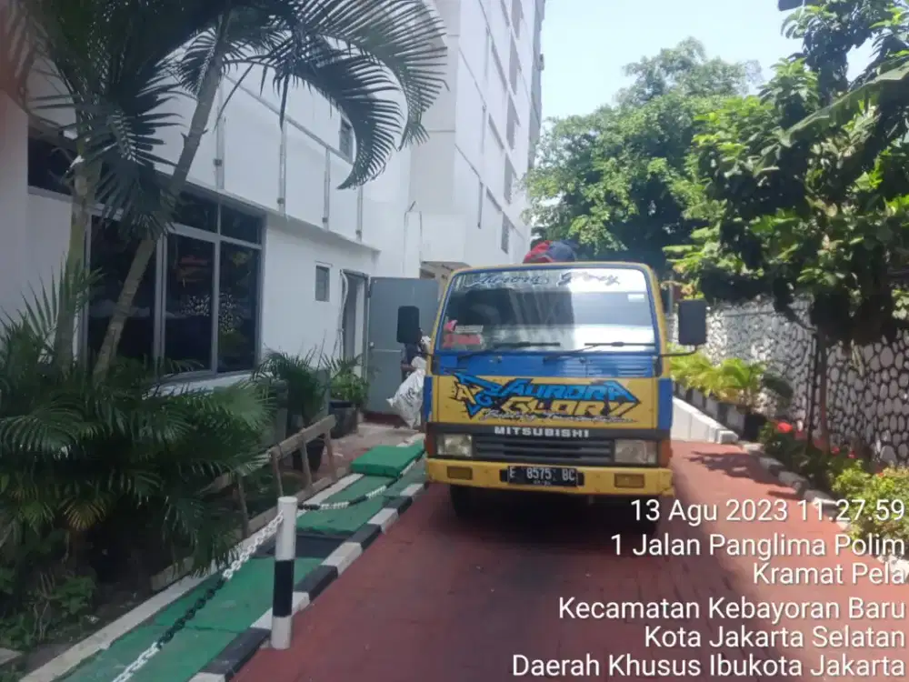 Buang puing sampah proyek di jakarta selatan