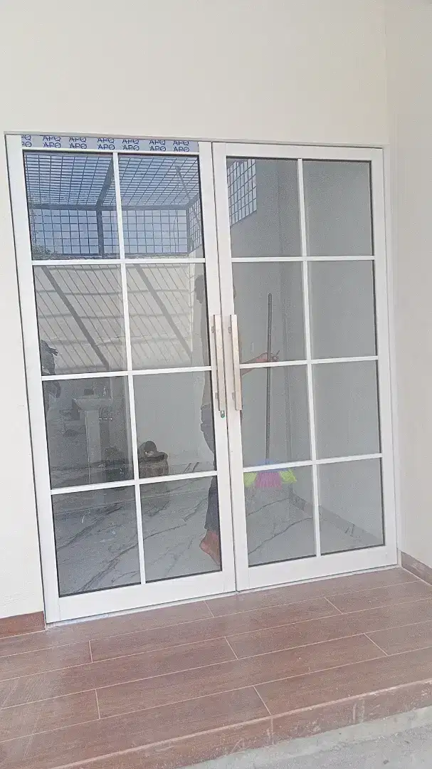 Pintu sekat kaca