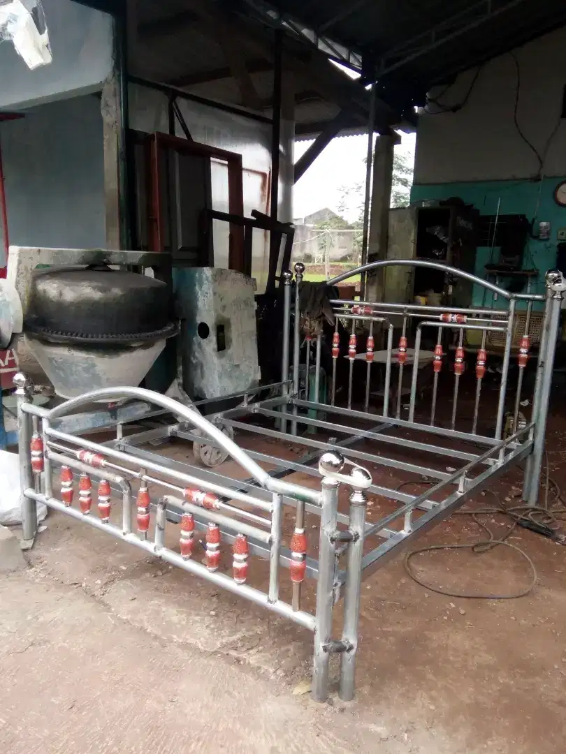 Ranjang besi galvanis dan stainless