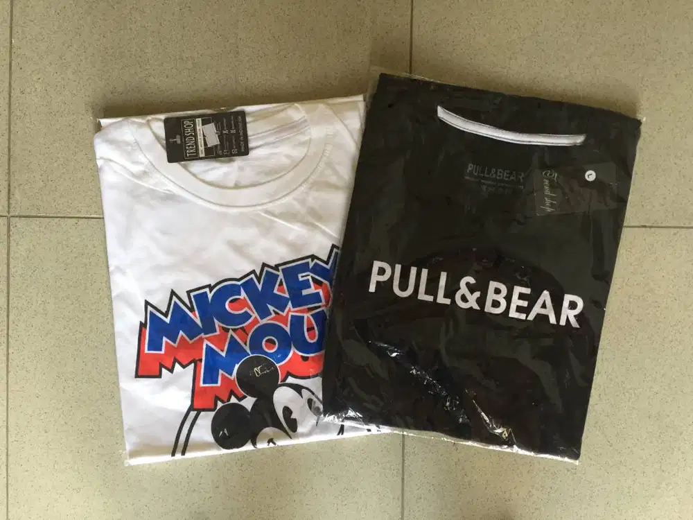 Dapat 2 Kaos Baju Hitam Putih Tulisan dan Kartun Disney Mickey