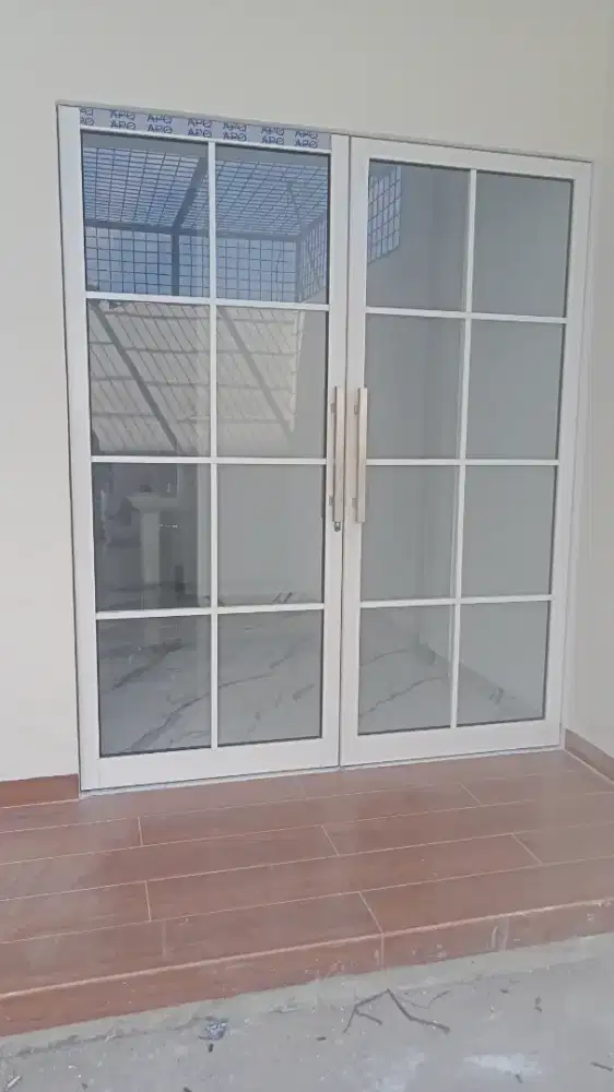 Pintu sekat kaca