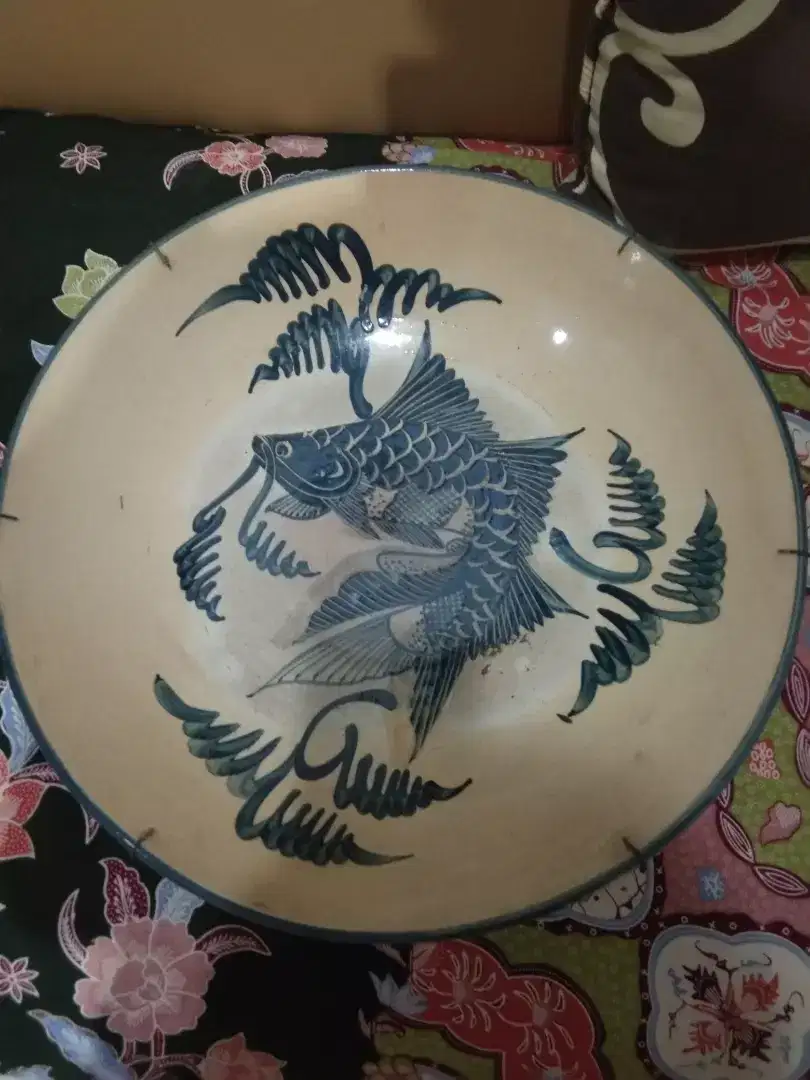 Piring antik gmbr ikan timbul