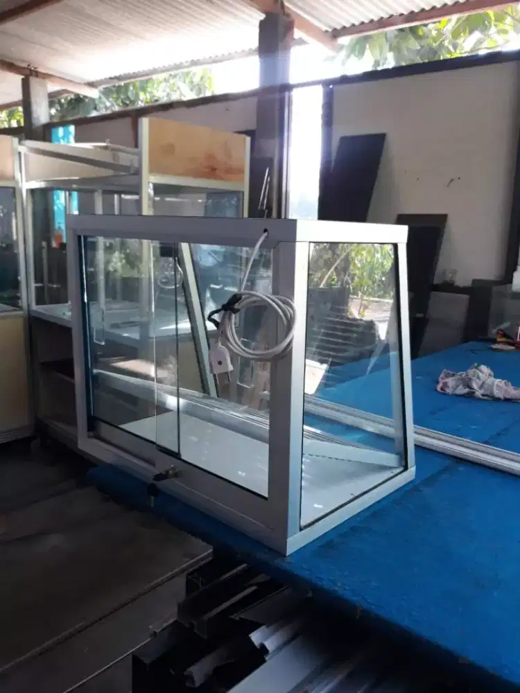 Etalase ayam dan gorengan, martabak, donat, ayam bakar, nasi goreng