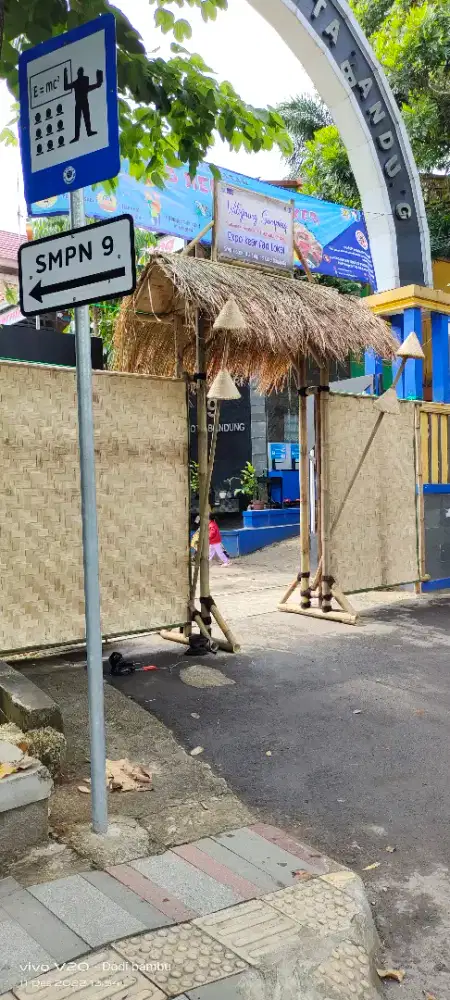 Gapura bambu atap alang alang