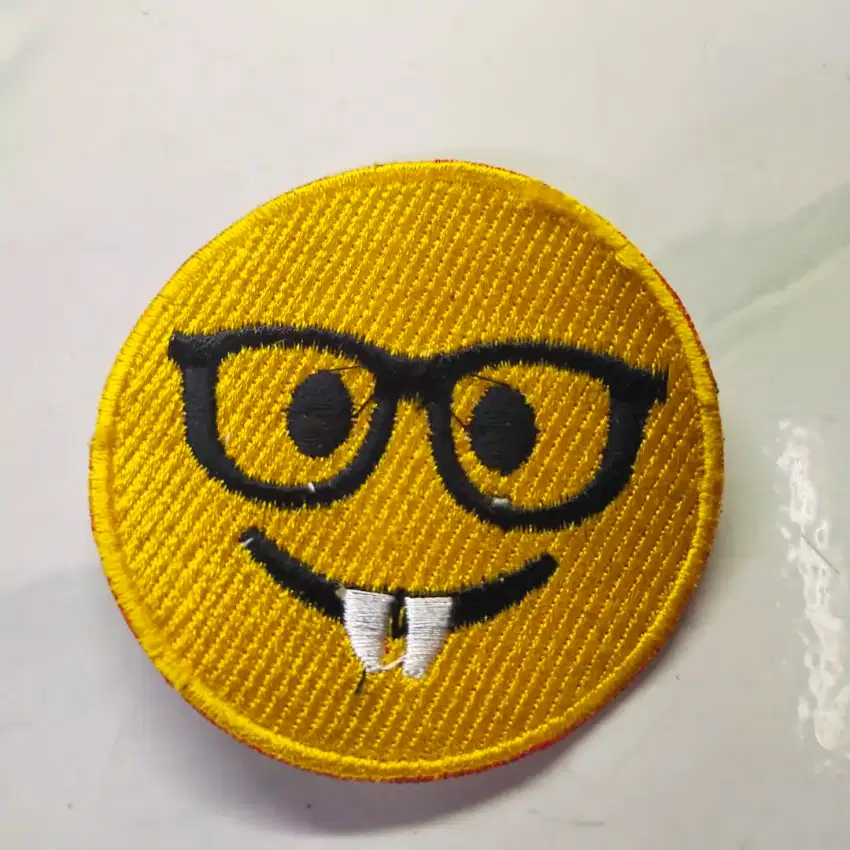 Emblem patch bordir emoticon kaca mata