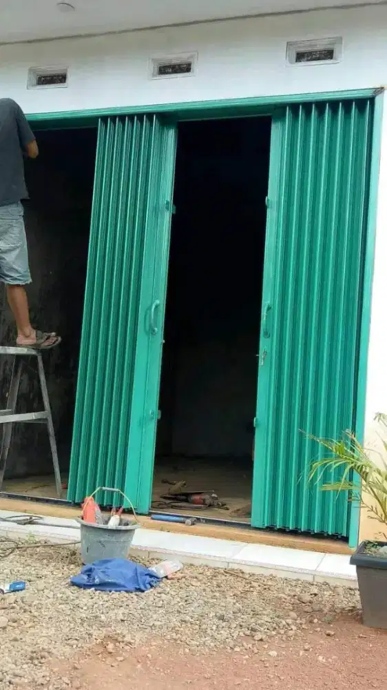 Folding gate roling door