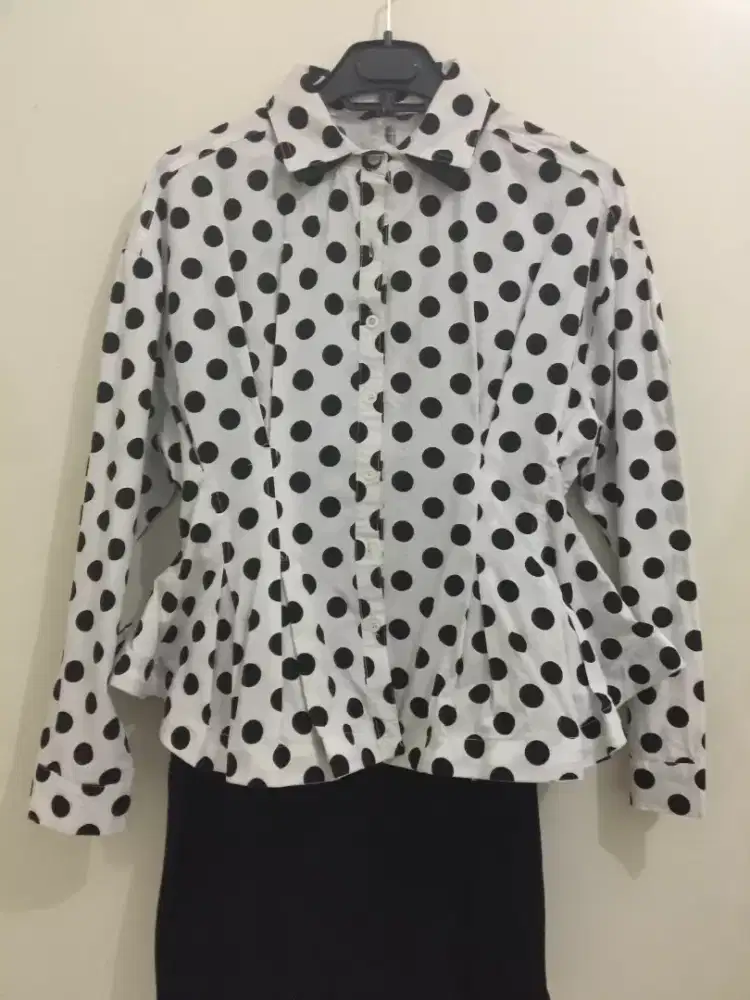Preloved atasan kemeja putih polkadot hitam