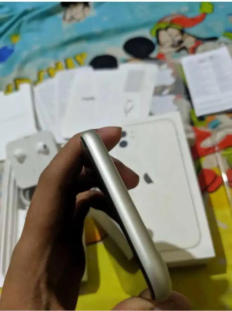 iPhone 11 warna putih 64 GB garansi ori iBox indo aktif S/D 20211