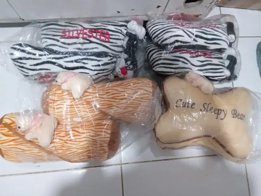 Bantalan kepala jok mobil semua nya