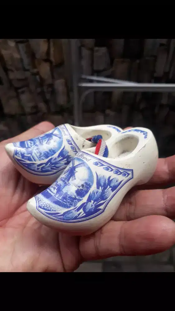 Antik vintage sepasang sepatu kelompen bahan kayu holland eropa