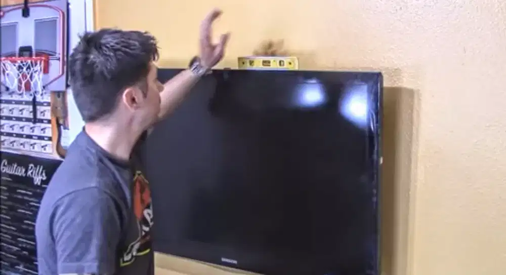 Tehnisi pemasangan TV dinding.Semarang