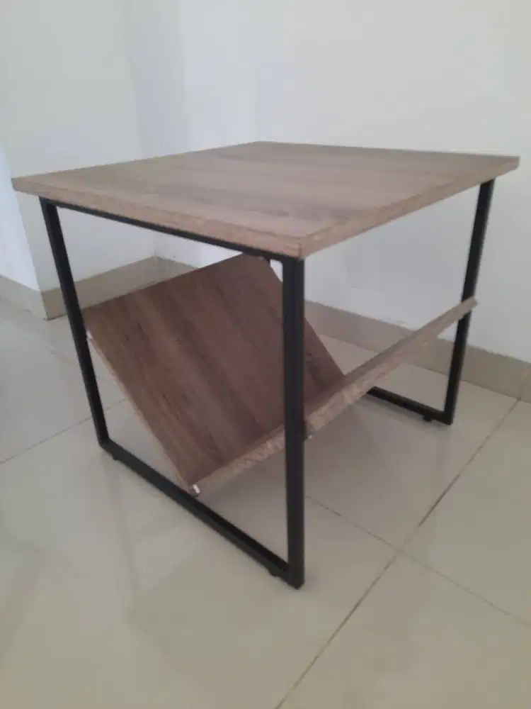 Meja pojok minimalis