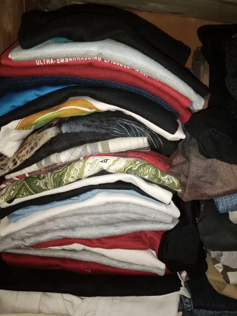 di jual borongan baju pria' kondisi ok!