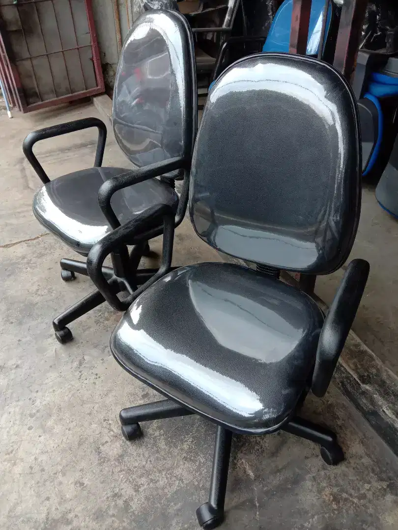 Saya  menerima service kursi kantor dan jual beli kursi bekas kantor