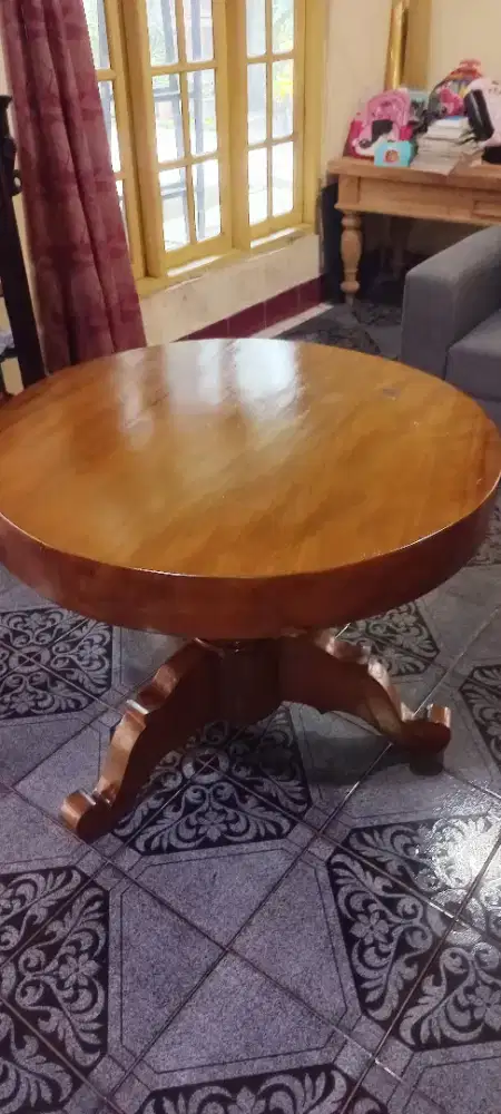 Meja bundar kayu jati utuh
