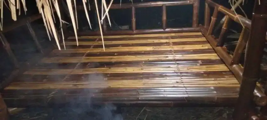 Saung Lincak Bambu Nyentrik Primitif