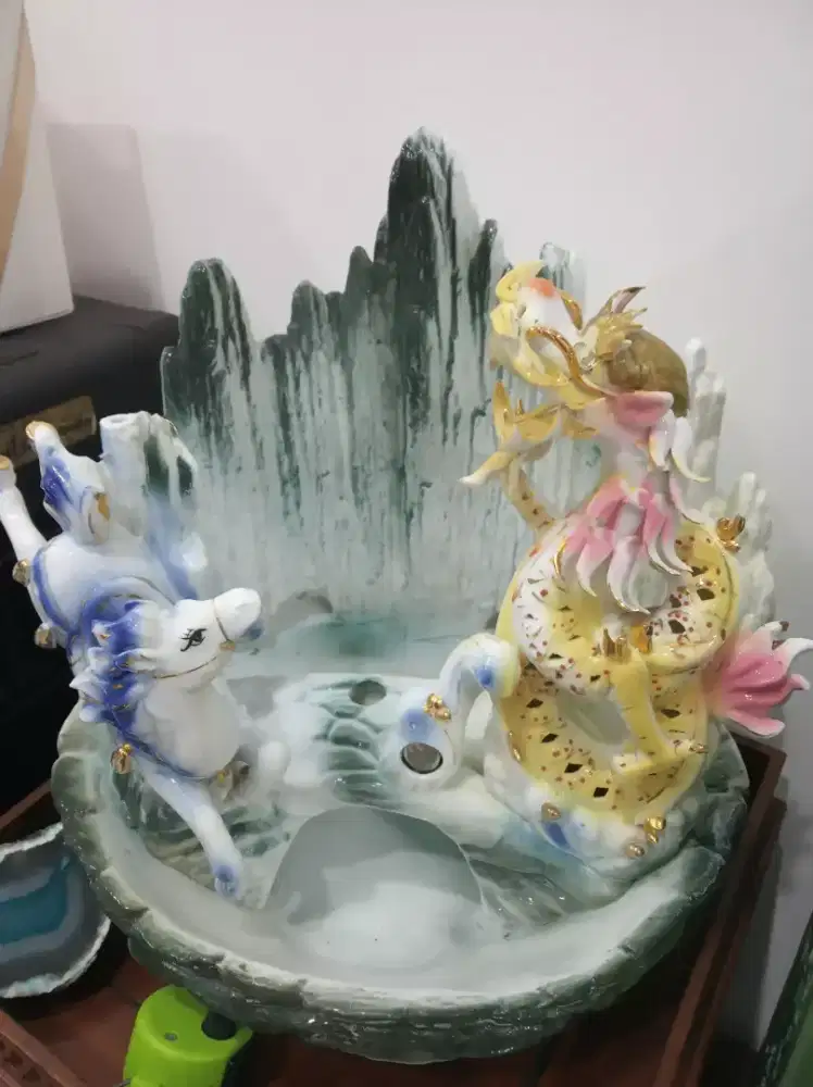 Pajangan keramik Cina naga/kuda. T. 34cm diamtr 35cm