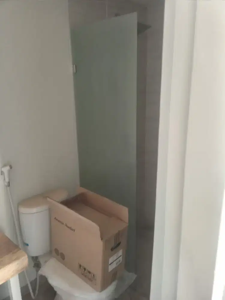 Kaca kamar mandi tutup stiker sanblas polos dan kaca film