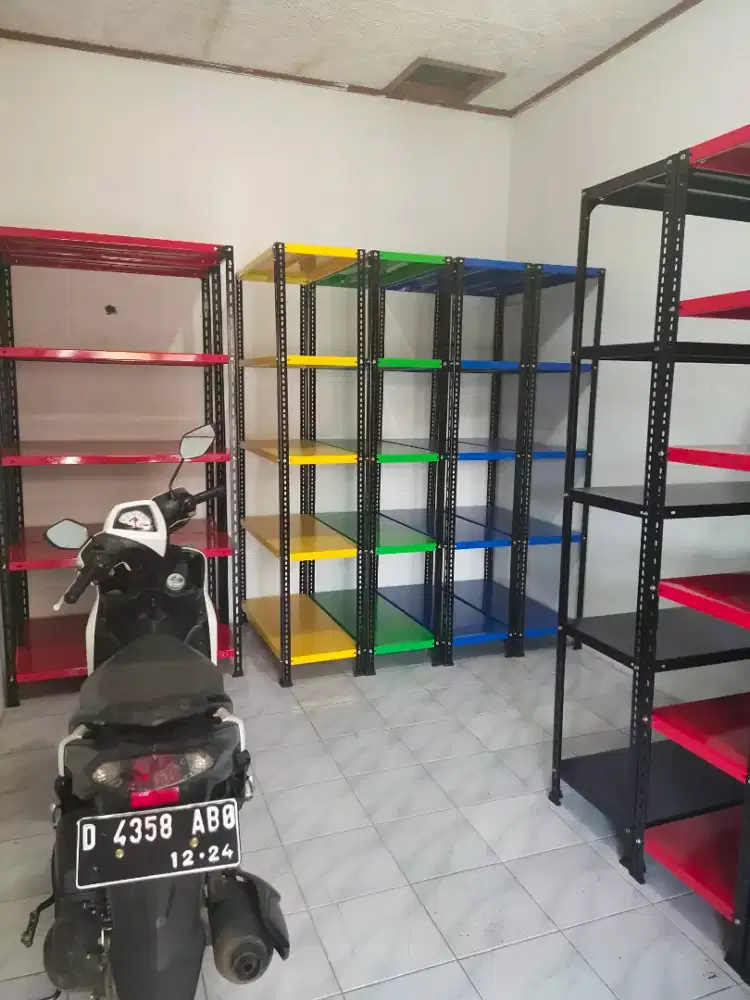 rak besi warna hitam kondisi baru kuat dan kokoh lokasi bandung bos ku