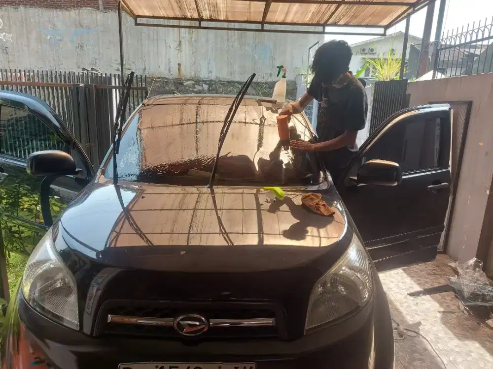 teknisi jasa pasang kaca film mobil dan gedung