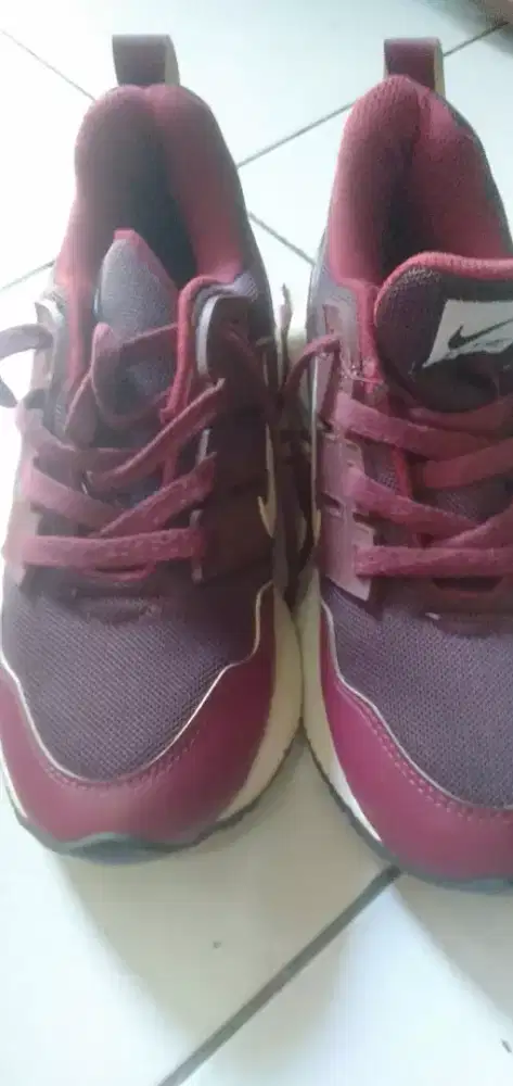 Sepatu Nike warna maroon