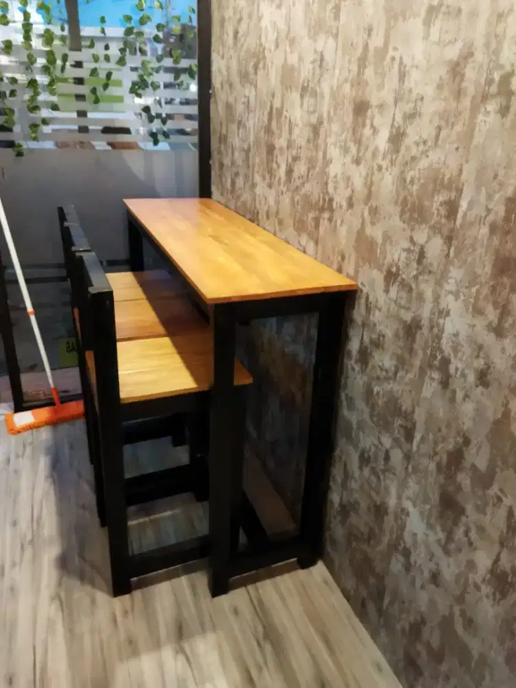 Satu set meja dan bangku kafe