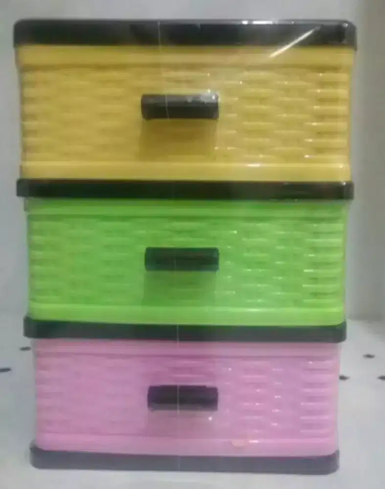 Laci penyimpanan/ kontainer 3 susun