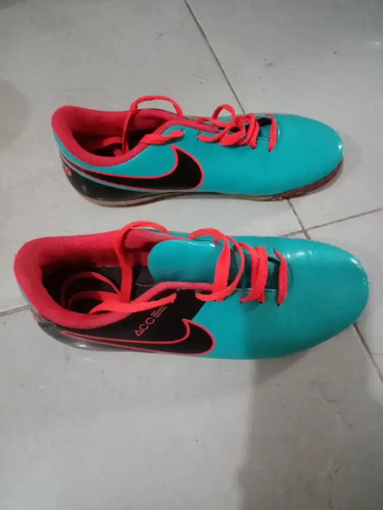 sepatu futsal ukuran 42