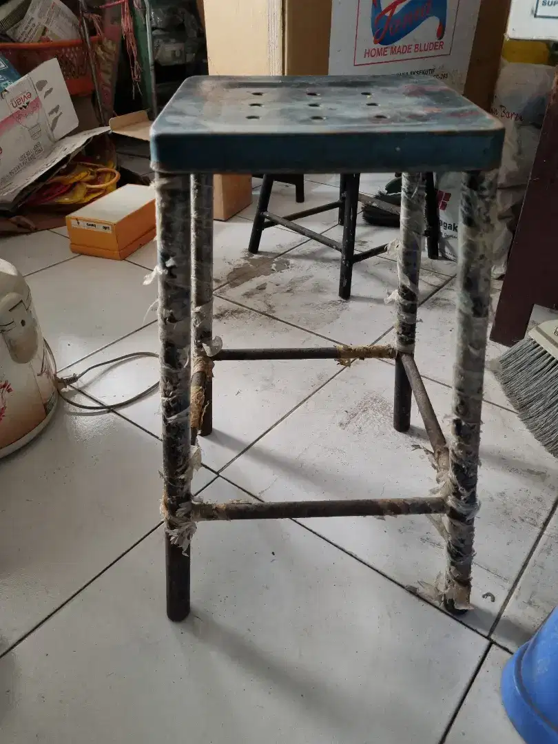 Kursi besi kotak