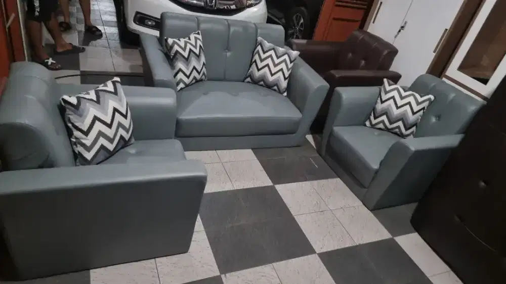 Sofa abu-abu minimalis