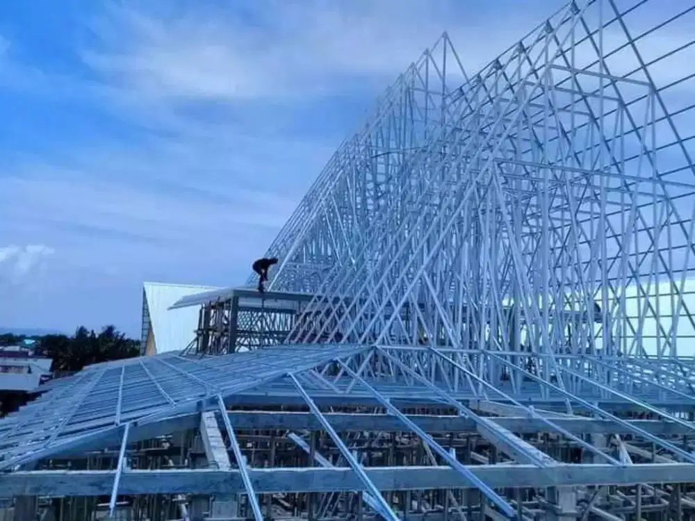 Pemasangan rangka atap baja ringan