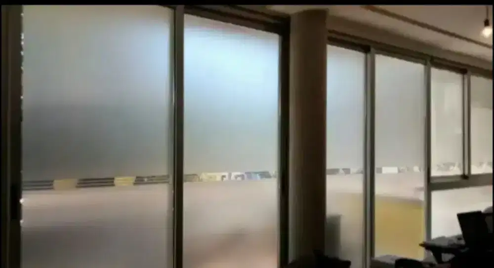 Lindungi isi di ruangkantor dengan pasang stiker sanblas dan kaca film